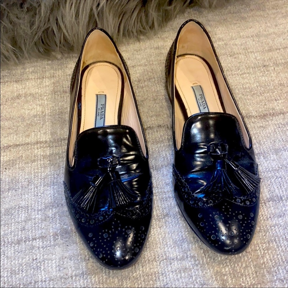 Prada loafers with tassel. Black patent leather.